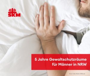 Symbolbild: Mann liegt im Bett, Text: 5 Jahre Gewaltschutzräume für Männer in NRW, Logo: SKM