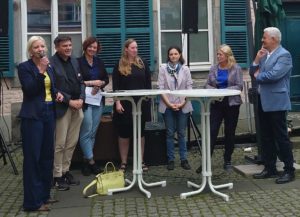 Tag der Wohnungslosen 2025 in Düsseldorf. 1: Politischer Mittagstisch mit @claragerlach.dus (@gruene_duesseldorf), Johannes Böttgenbach (@caritasduesseldorf), Stephanie Ferlings (@franzfreunde1857), @juliamarmulla (@die.linke.duesseldorf), @sabrina.proschmann (@spdduesseldorf), Angelika Penack-Bielor (@cduddorf) und Karsten Körner (@fdp_duesseldorf)